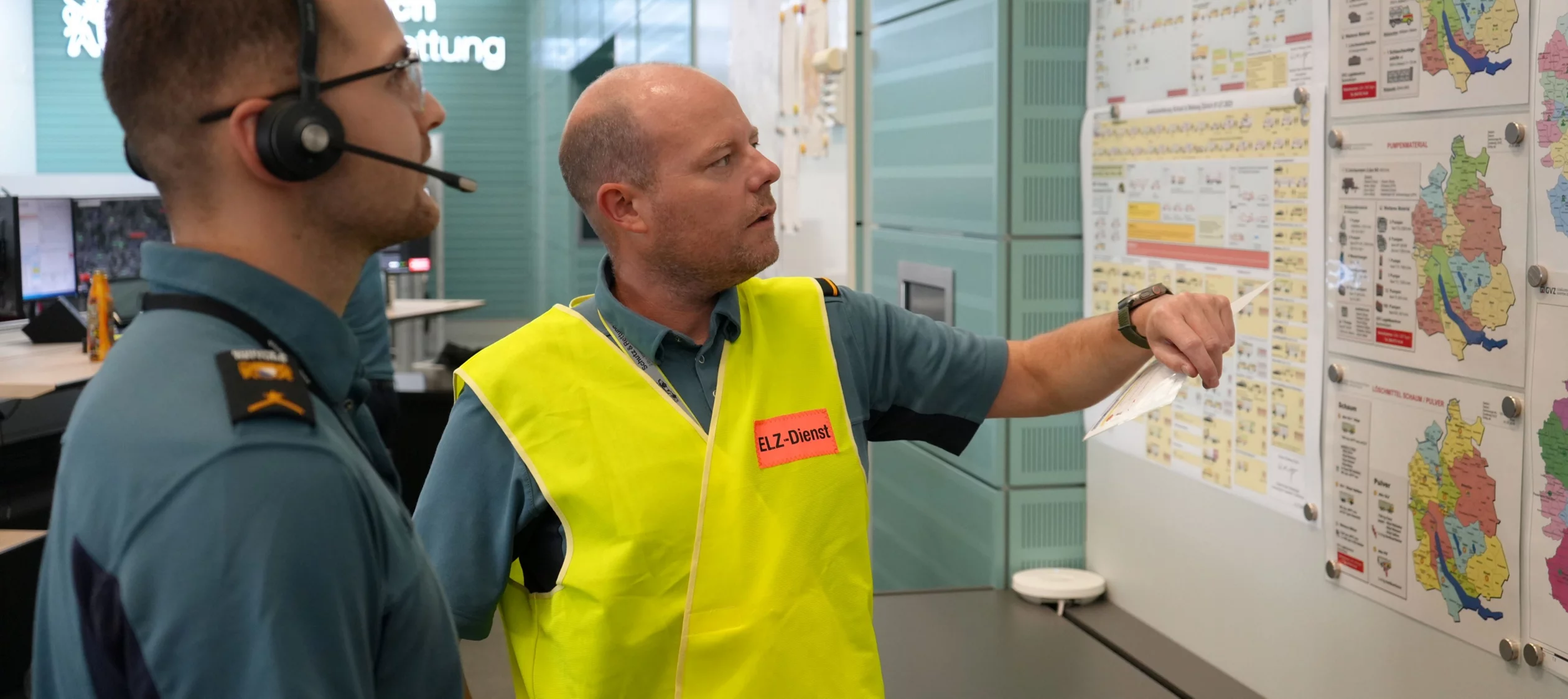 Marco Aeschlimann, ELZ-Diensthabender, bespricht mit dem Poly-Disponenten die Verfügbarkeit der Rettungsmittel in den beiden Ereignisregionen.