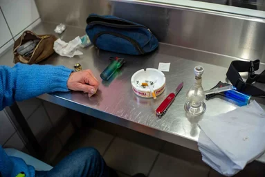 Person, die in einer K&A ihr Drogen für den Konsum vorbereitet