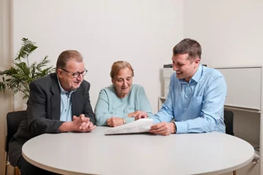 Beratung eines Ehepaars vor Ort bei der Fachstelle Zürich im Alter