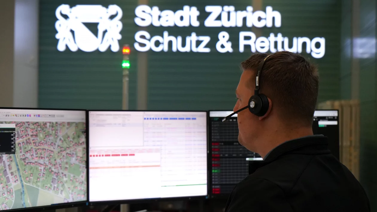 Ein Calltaker nimmt in der Einsatzleitzentrale einen Notruf entgegen. 