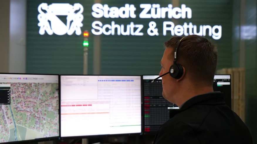 Ein Calltaker nimmt in der Einsatzleitzentrale einen Notruf entgegen. 