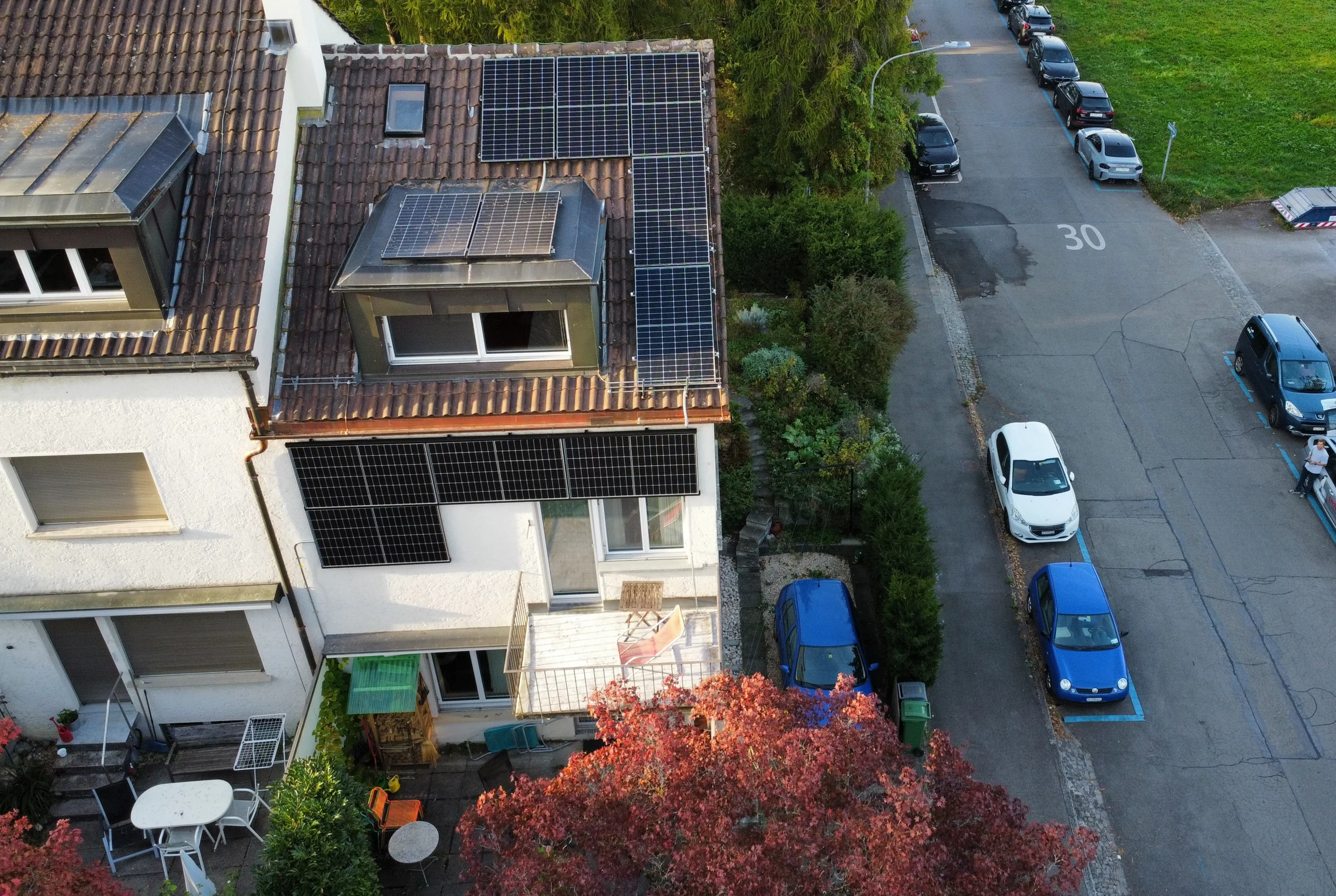 Aussenansicht des Einfamilienhauses im Kreis 2 mit Solarzellen auf dem Dach und an der Fassade