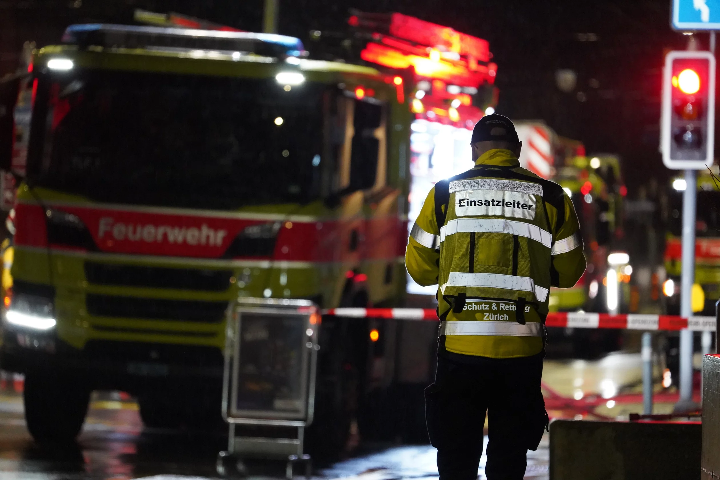 Ein Einsatzleiter bei einem nächtlichen Einsatz.