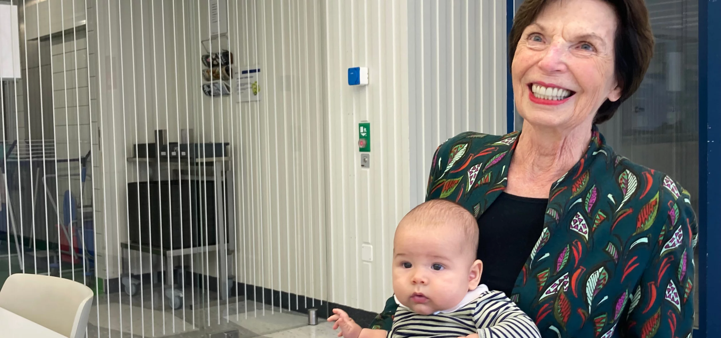 Elisabeth (80) hat Enea (3 Monate) auf dem Schoss: Die älteste Kursteilnehmerin der Viventa und der Jüngste