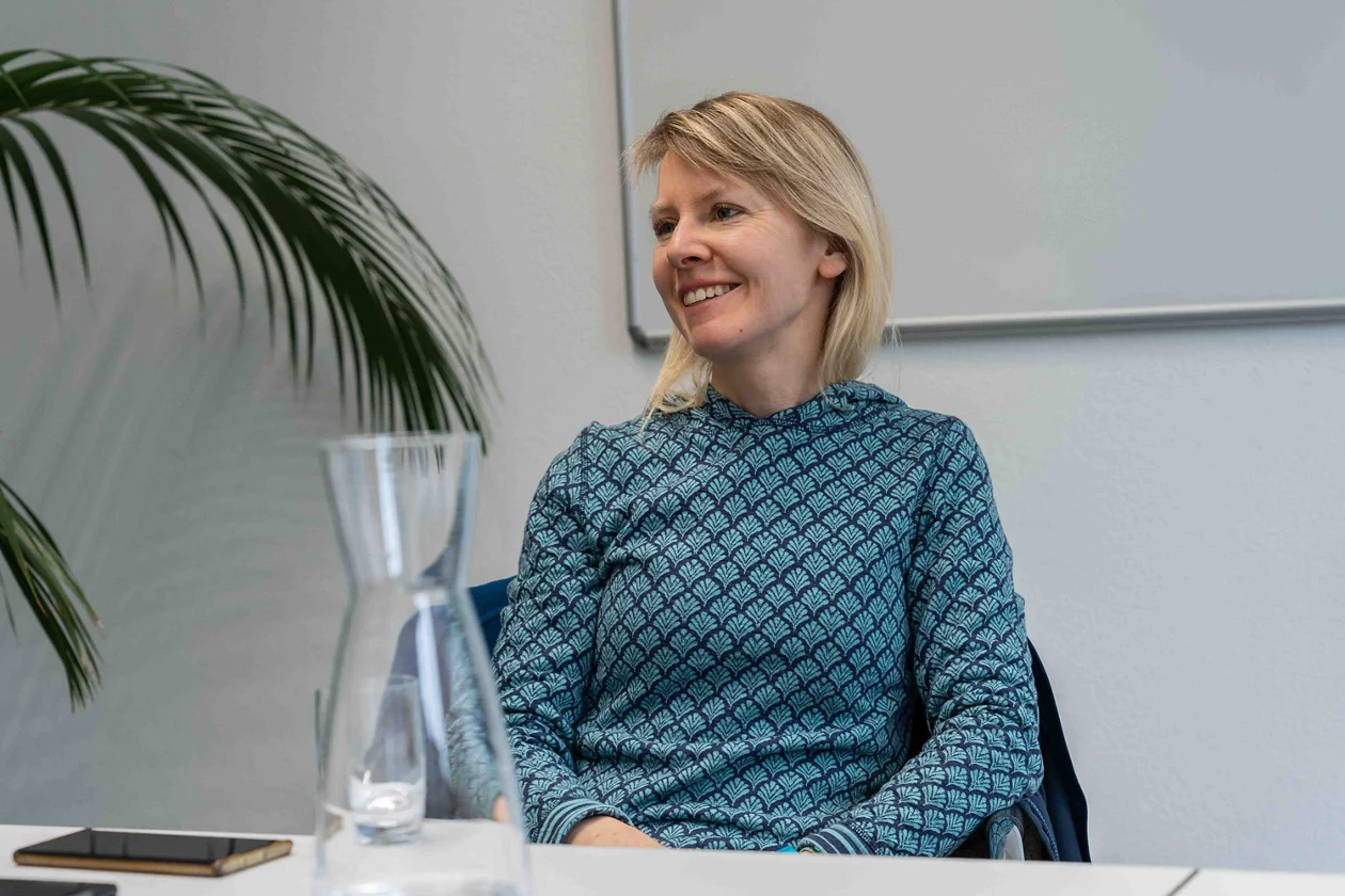 Elke Robinson sitzt und lächelt während des Interviews.