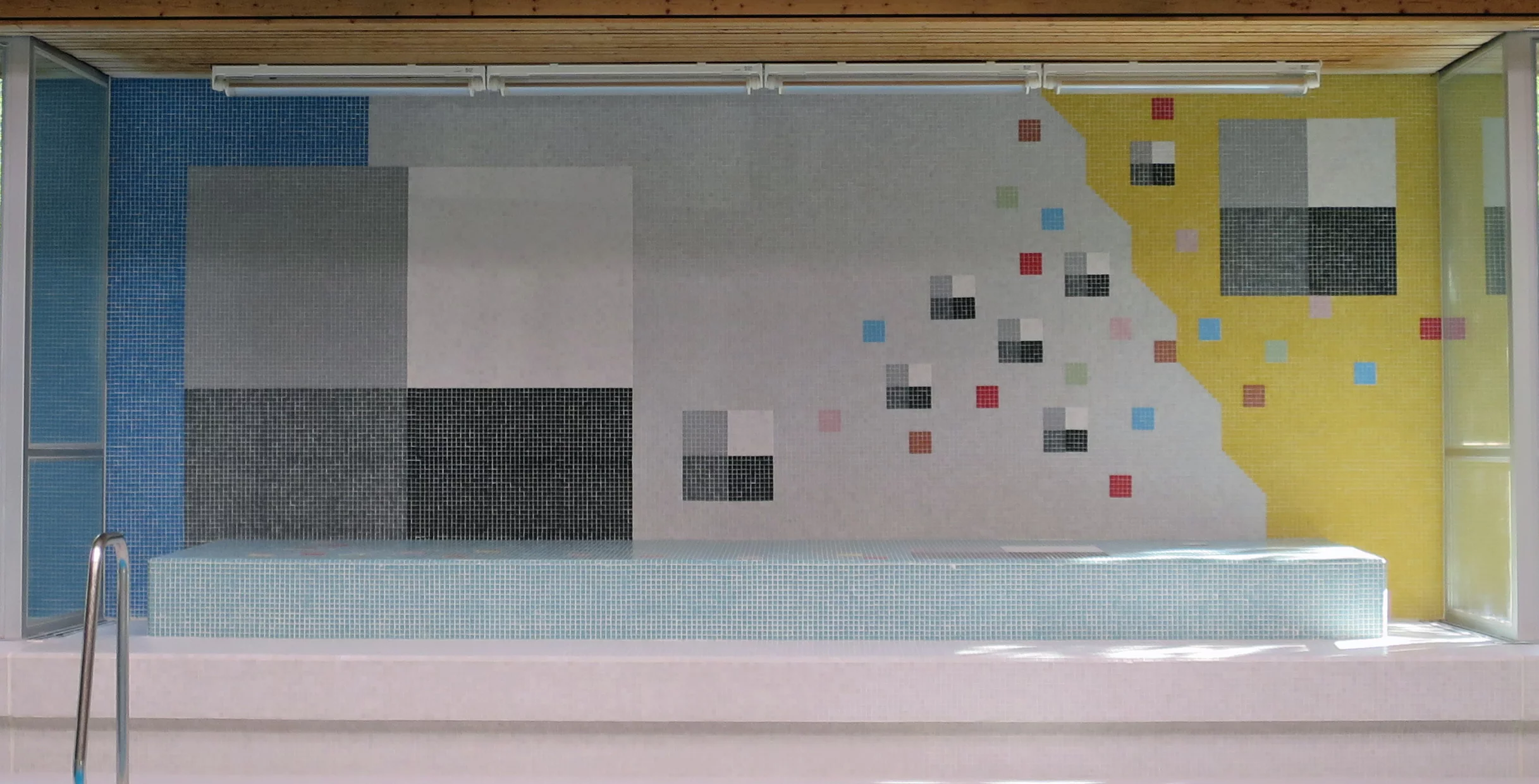 Wandgestaltung mit Kreamikfliesen in Schwimmhalle
