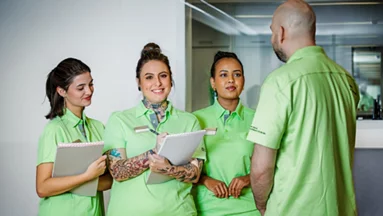 Mehrere Mitarbeitende der Pflege in einer Besprechung.
