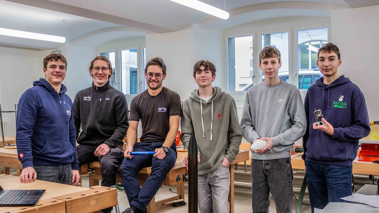 Gruppenfoto mit den Schülern und ARIS-Experten