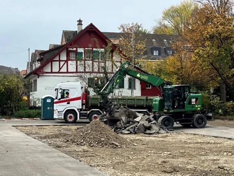 Der Boden neben einem Fachwerkbau: Baumaschinen haben den Asphalt aufgebrochen.