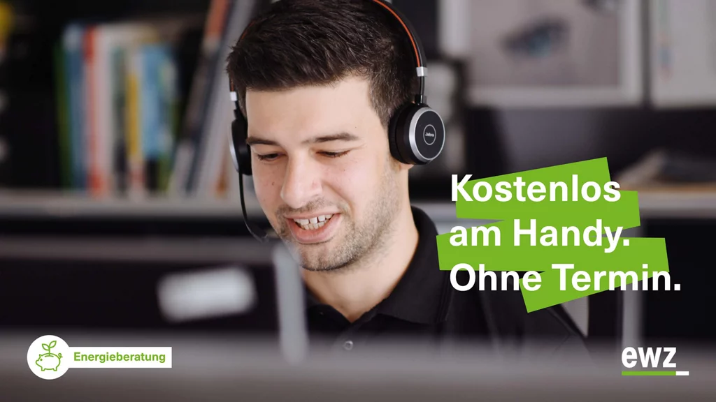 Ein Berater mit Kopfhörer und Mikrofon am telefonieren