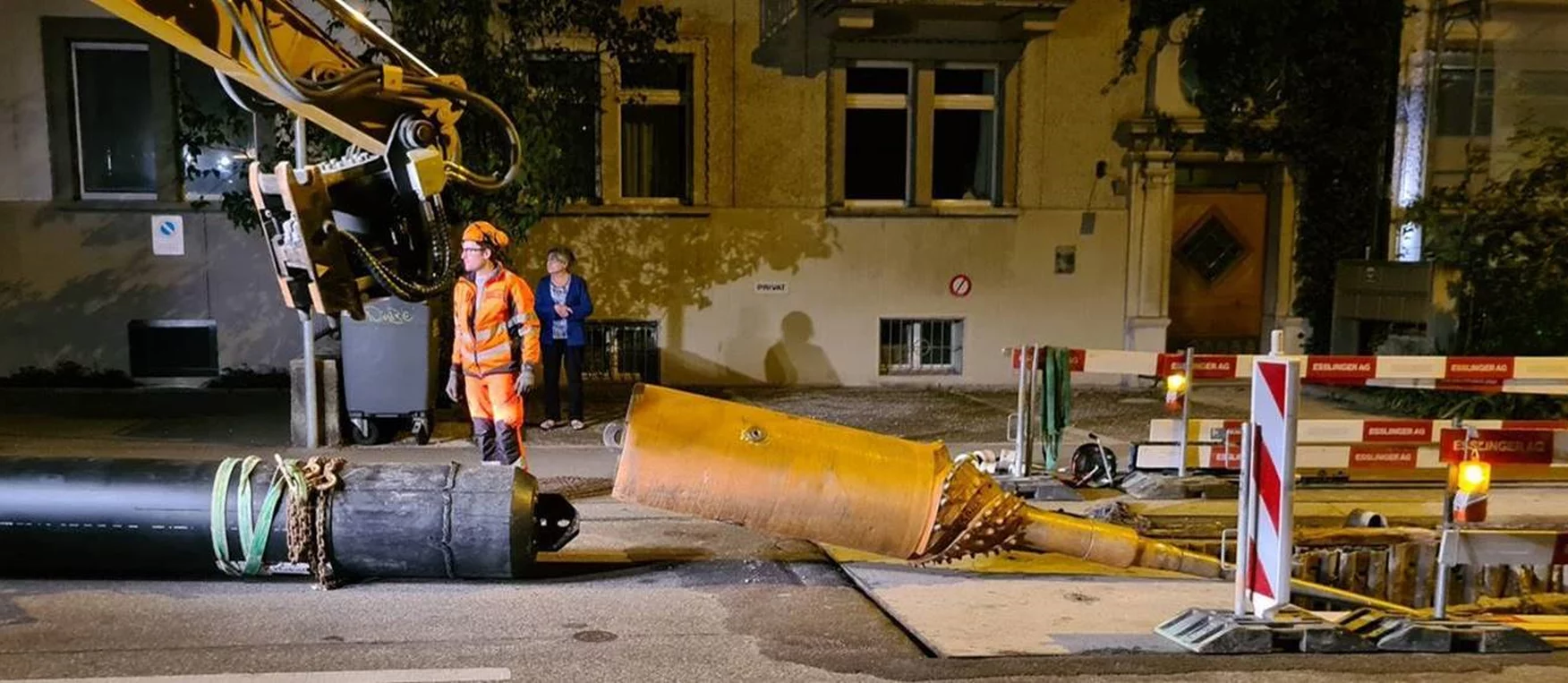 Eine zentrale, städtische Anlage versorgt grössere Gebiete über ein Leitungsnetz mit Fernwärme.