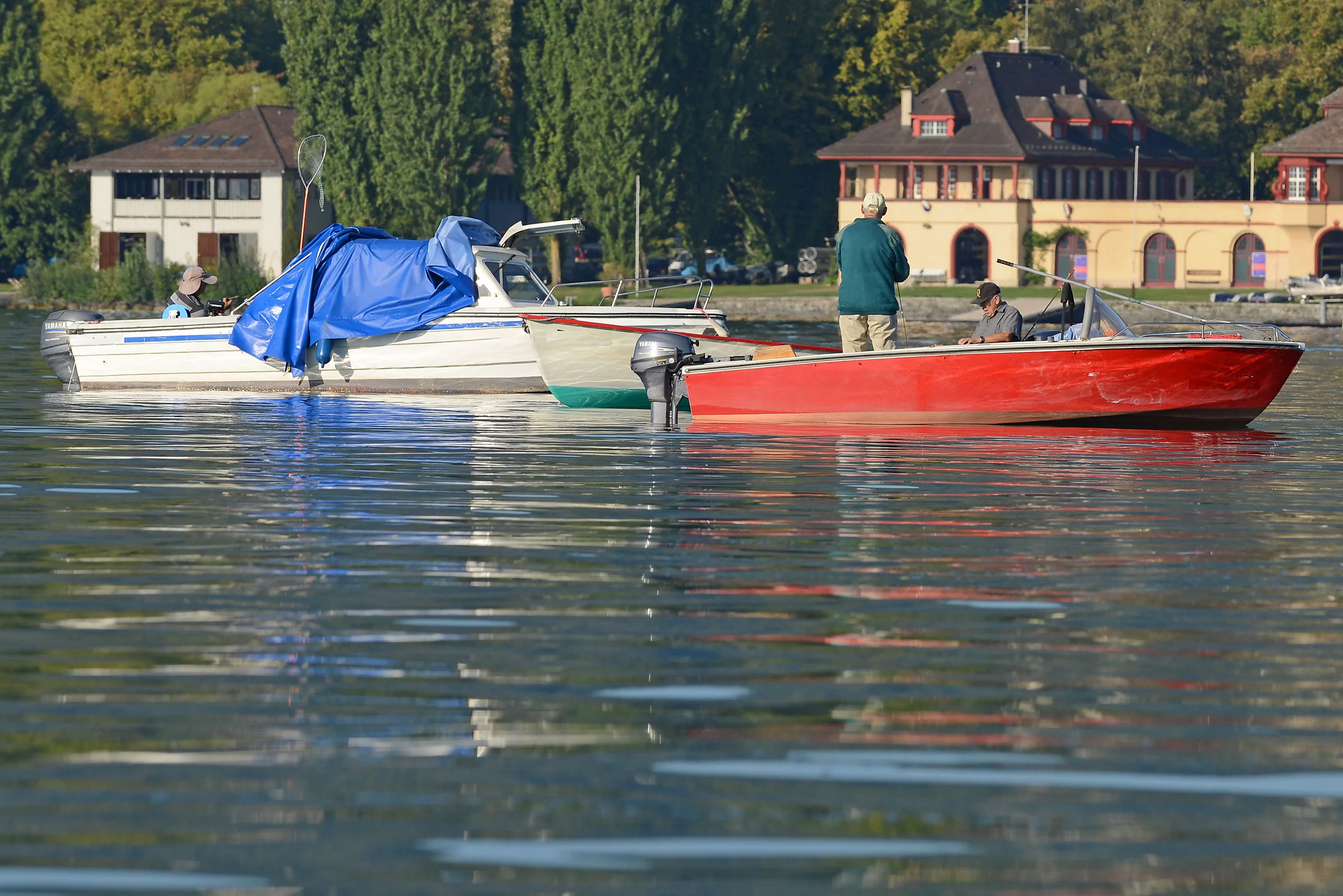 Männer auf zwei Fischerbooten