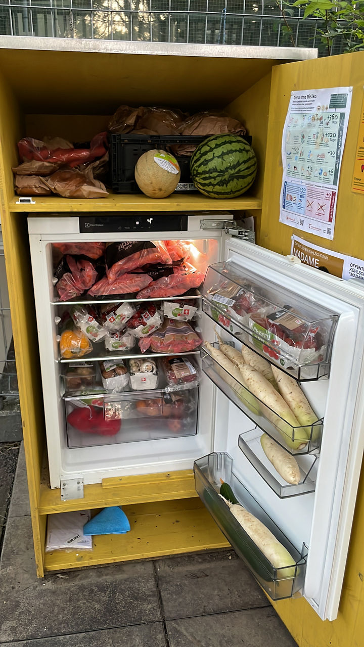 Ein gefüllter Kühlschrank voller geretteter Lebensmittel von foodsharing