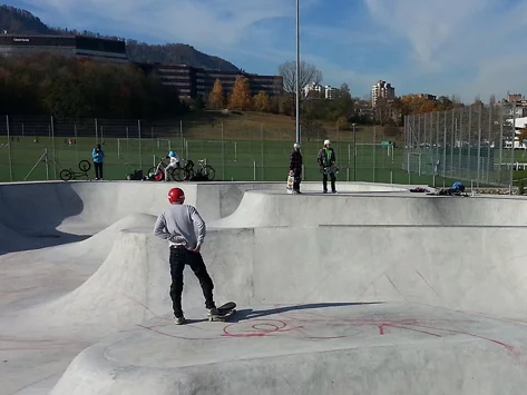 Ein paar Skater fahren auf der Freestyle Anlage. 