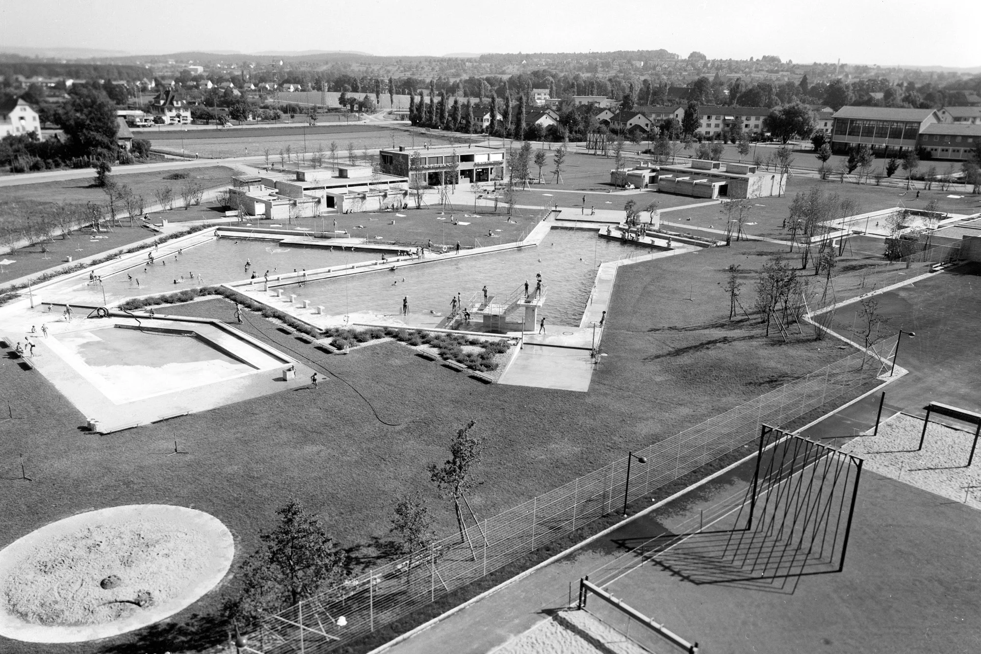 Historische Aufnahmen des Freibads Auhof mit frühen Badeanlagen und ihrer ursprünglichen Umgebung.