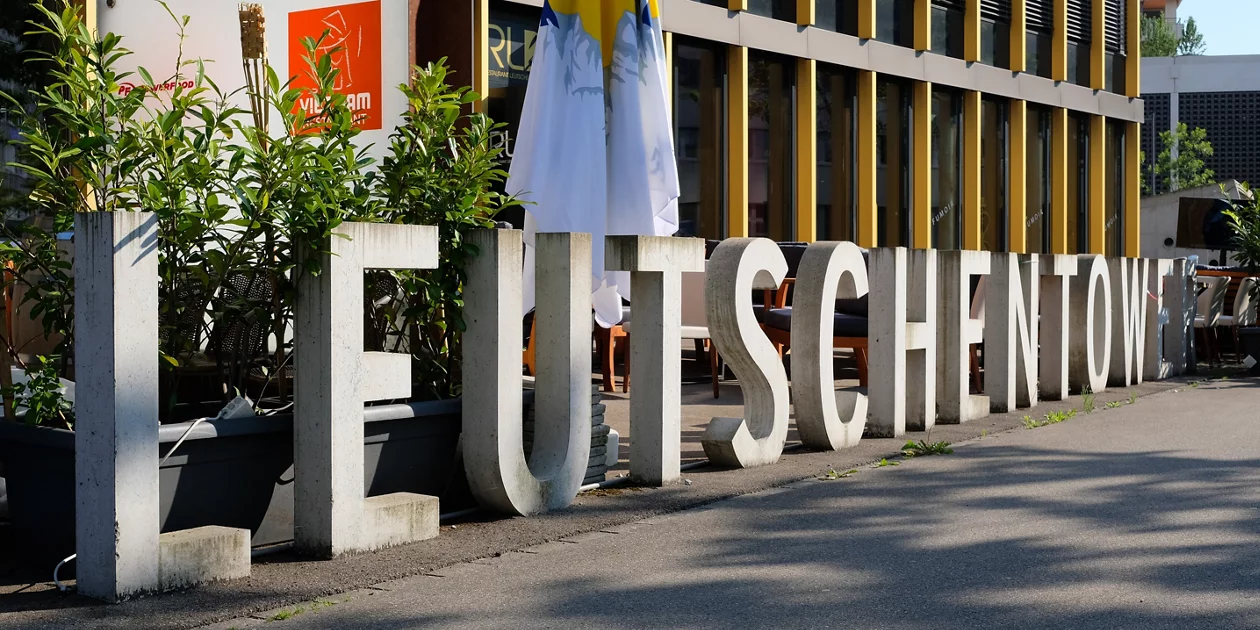 Freistehendes Schriftelement