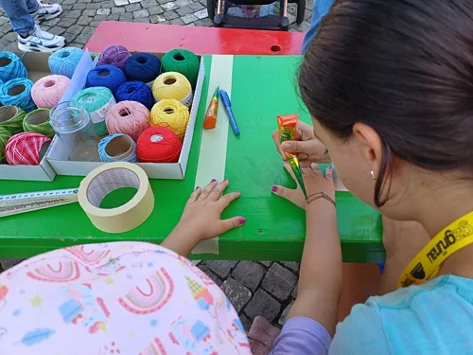 Junge Frau bemalt das Handgelenk eines Kindes mit Hennafarben. Spielfest der Zürcher Gemeinschaftszentren im Kreis 9 ©gz-zh