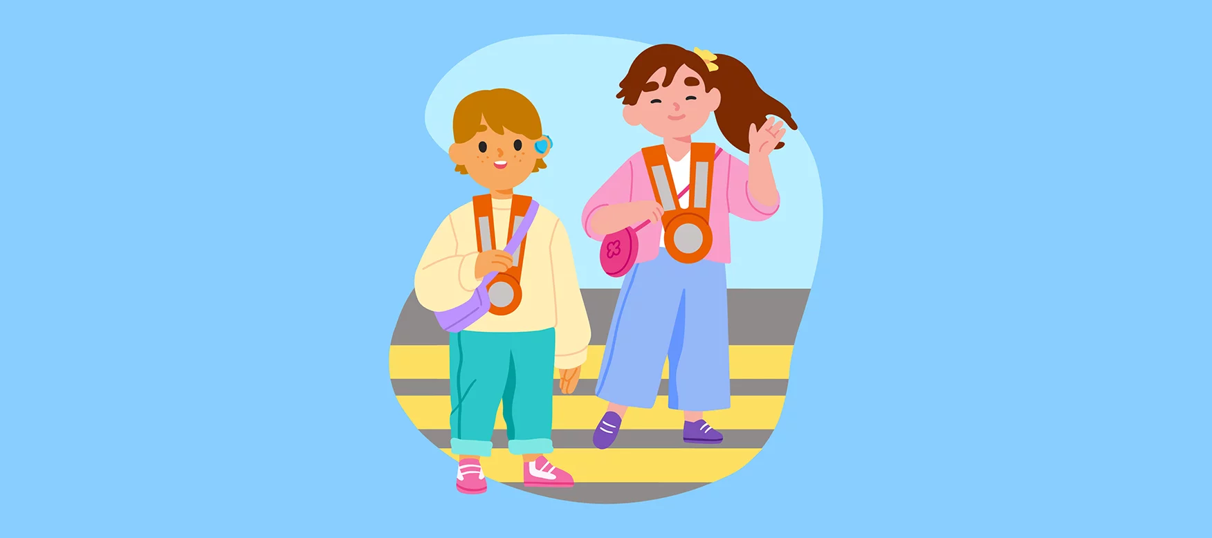 Zwei Kindergartenkinder tragen leuchtende Kindergartengurte, während sie in den Kindergarten gehen.