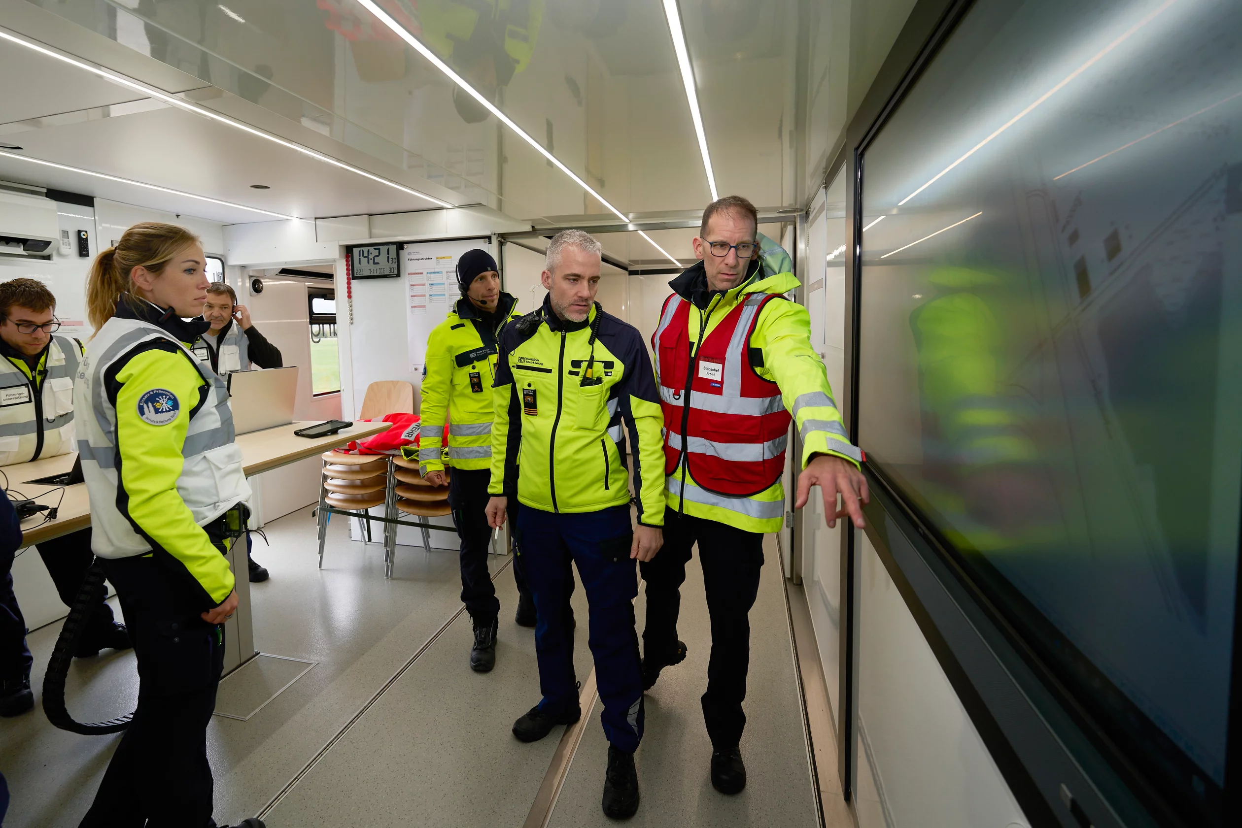 Einsatzkräfte beim Lagerapport.