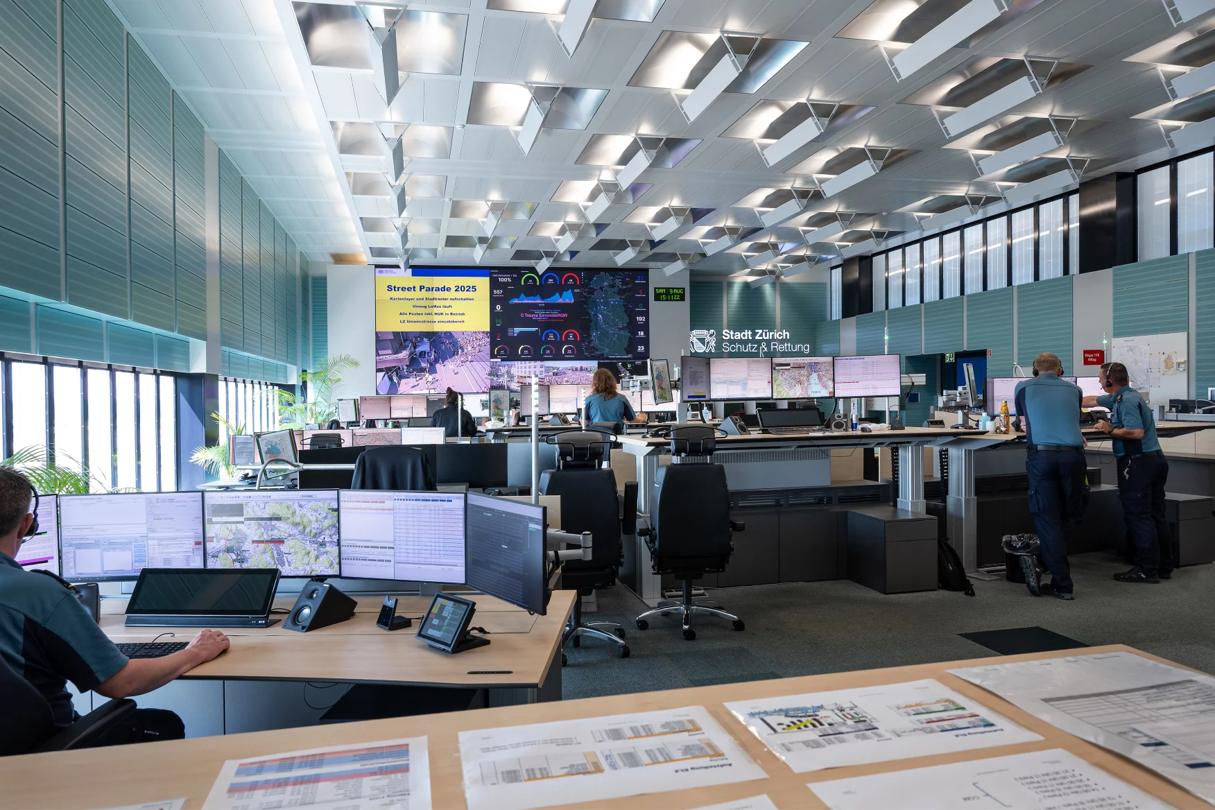 Die Mitarbeitenden der Einsatzleitzentrale an der Arbeit.