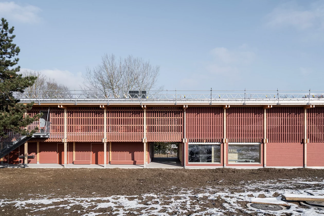 Das Foto wirft einen Blick auf die Fassade des nachhaltigen Holzbaus.