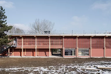 Das Foto wirft einen Blick auf die Fassade des nachhaltigen Holzbaus.