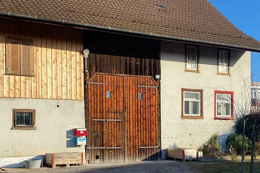 Aussenansicht auf die Fassade des Gebäudes auf dem Gartenareal Froloch.
