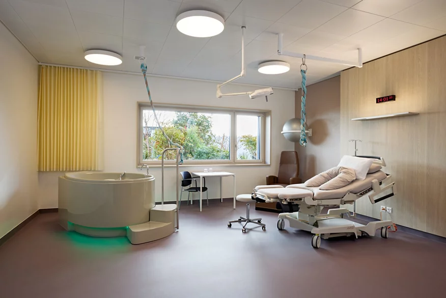 Vollausgestattetes Gebärzimmer 