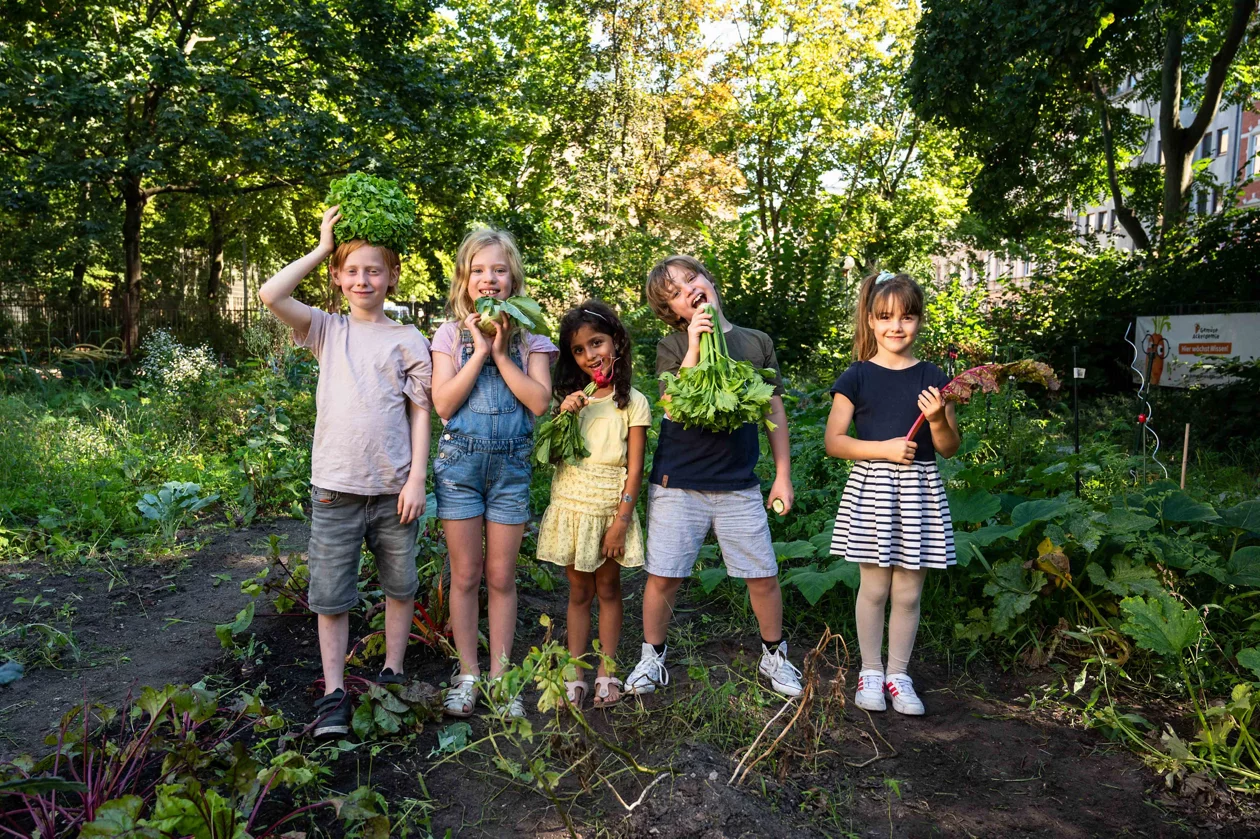 Kinder im Garten