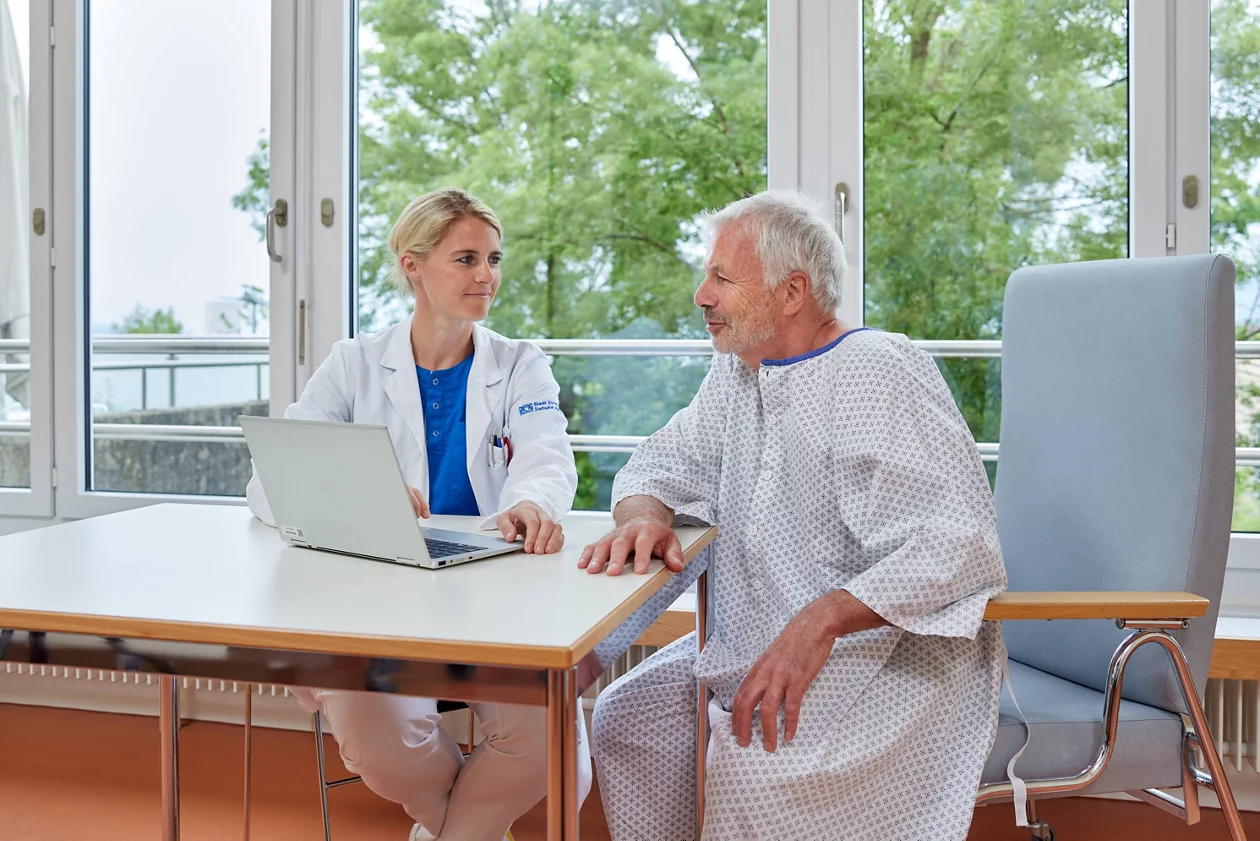 Geriatrie Mann und Aerztin