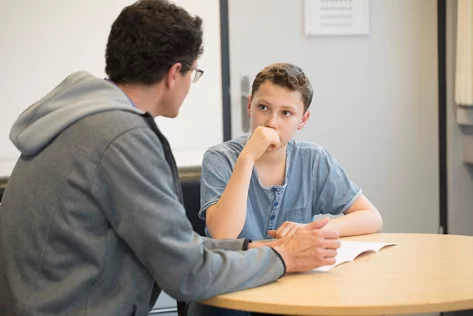 Schularzt führt Gesundheitsgespräch mit Jugendlichem