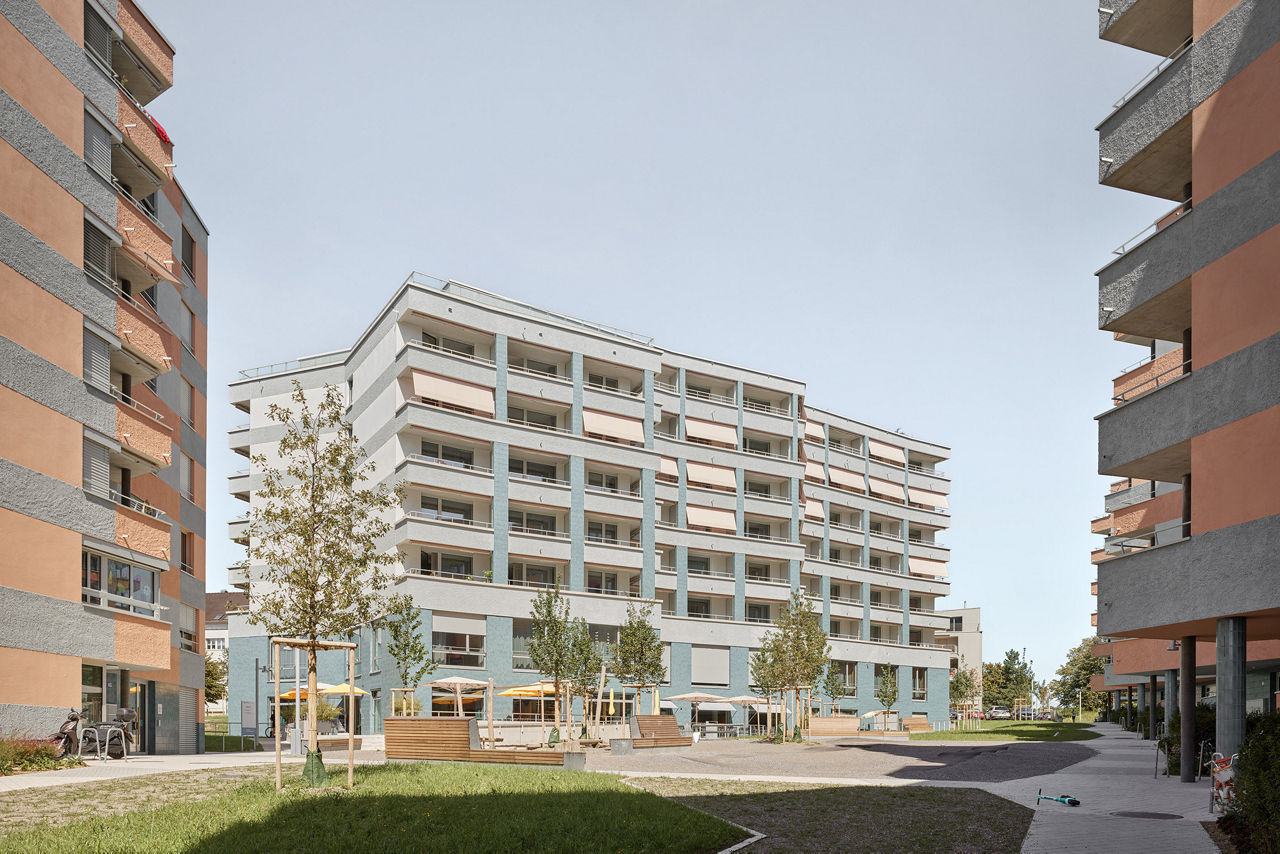 Das Foto wirft einen Blick zwischen die Gebäude der Wohnsiedlung auf das Gesundheitszentrum für das Alter.