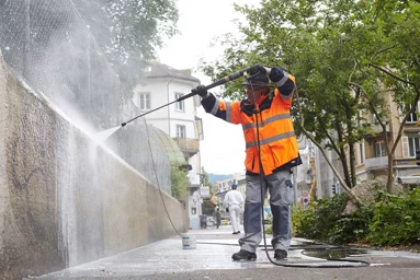 Bei Graffitientfernung «Schöns Züri» sind geschickte Handwerker*innen bei jedem Wetter draussen. Wir übermalen Graffitis, entfernen Plakate und machen Malerarbeiten.