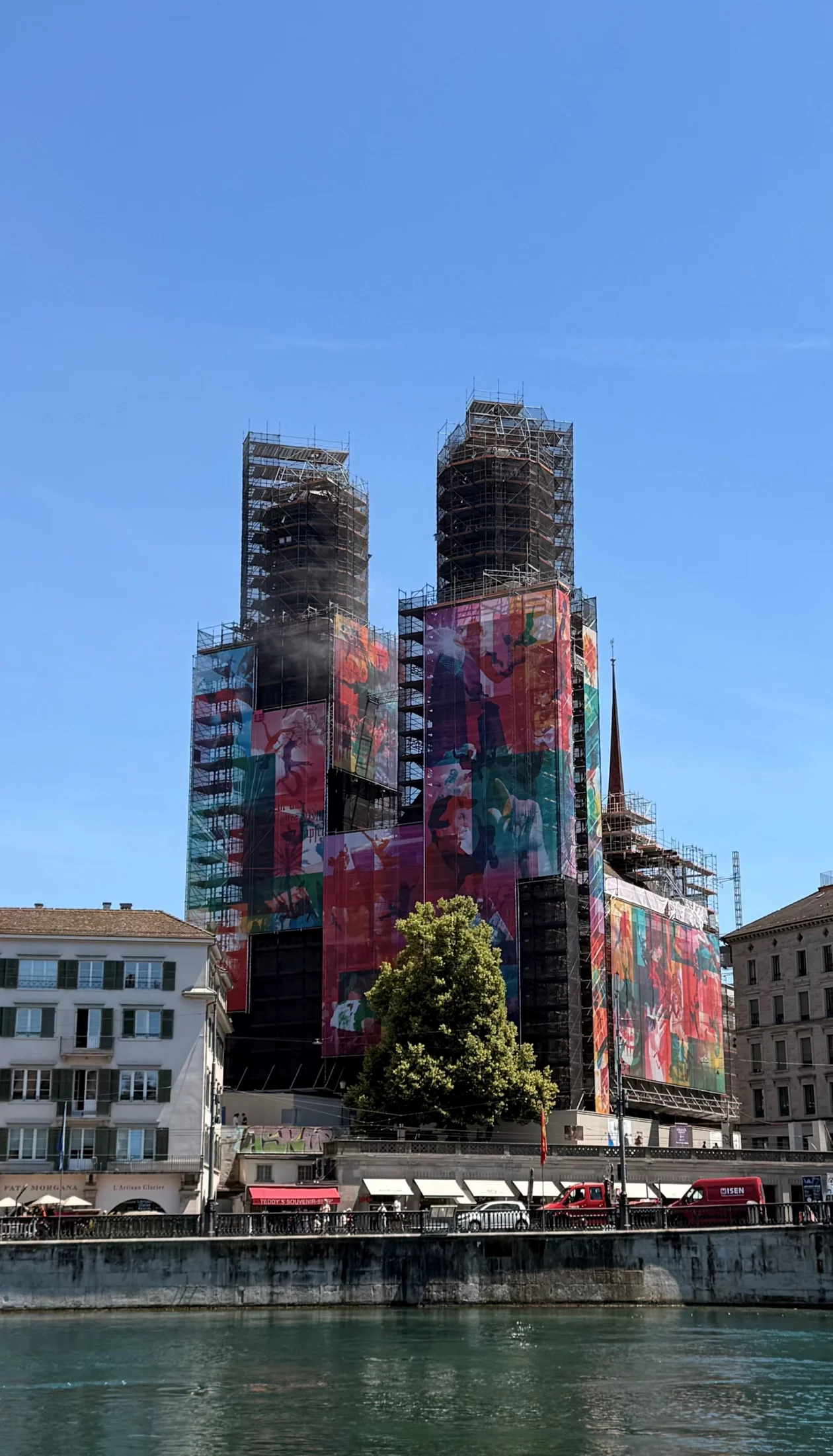 Das Grossmünster mit der Bildkollage von der gegenüberliegenden Limmatseite her gesehen. 
