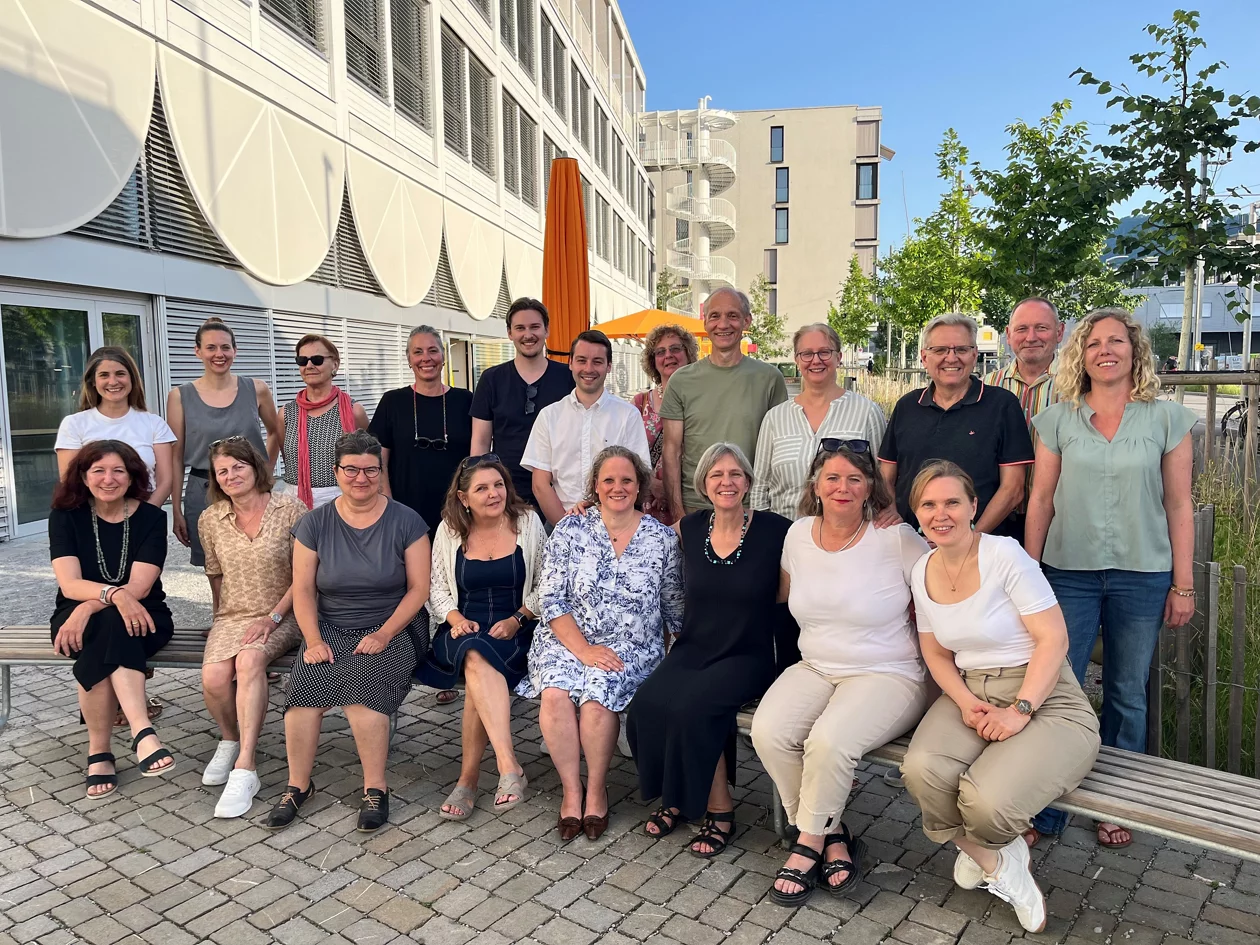 Ein Gruppenbild der Mitglieder der Kreisschulbehörde Uto.