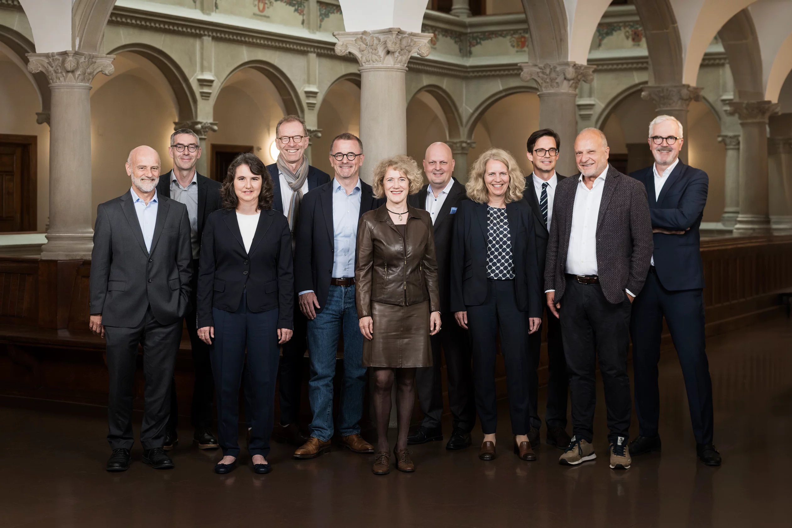 Die Mitglieder des Stadtrats posieren für ein Gruppenfoto im Stadthaus. 