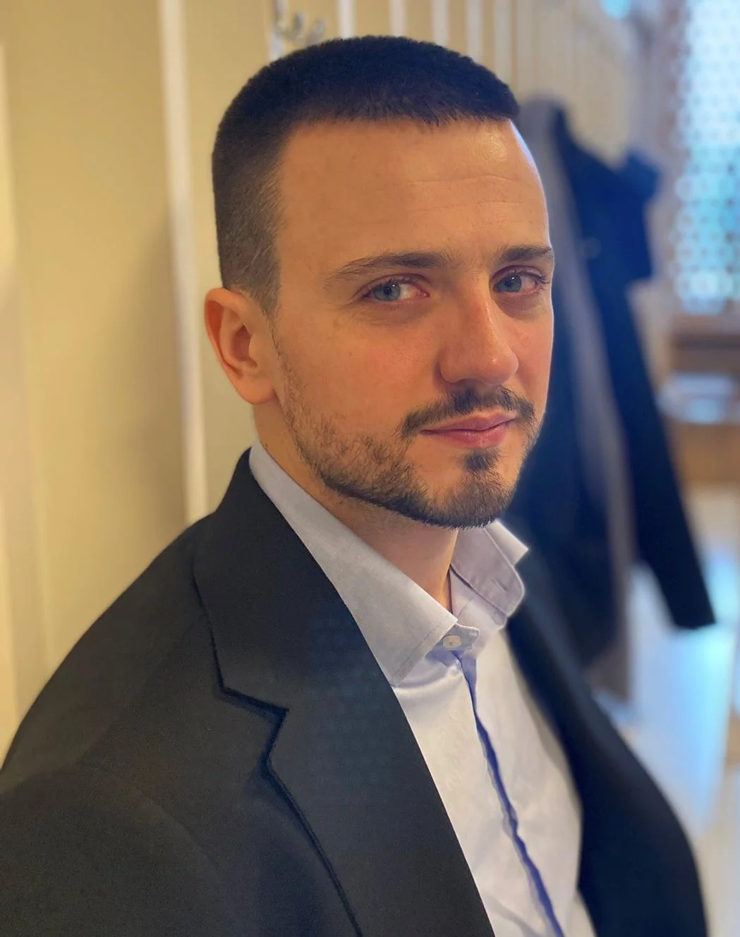 Abduselam Halilovic, ein junger Mann mit kurzen Haaren.