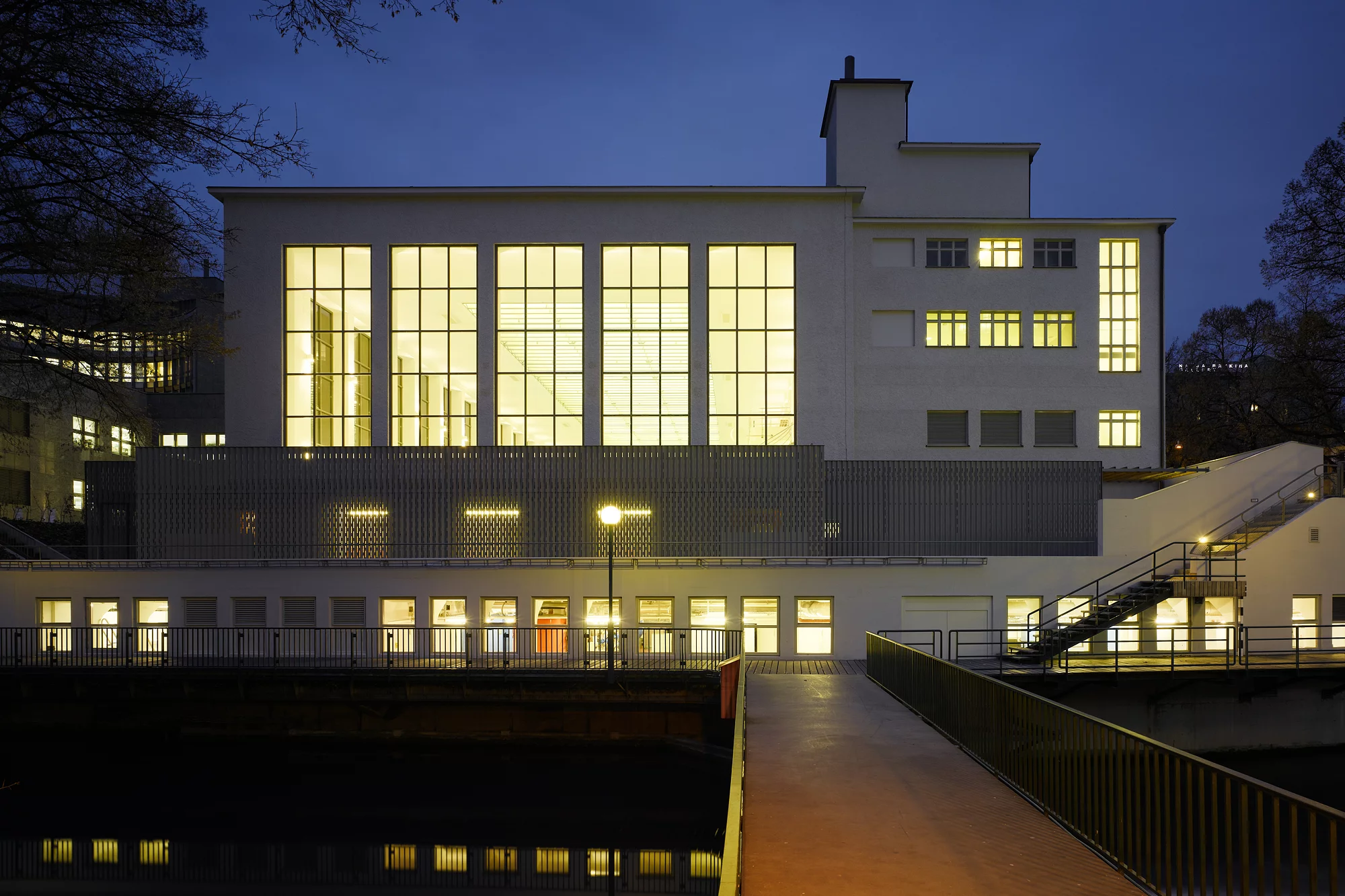 Das Foto wirft einen nächtlichen Blick auf das beleuchtete Gebäude des Hallenbads.