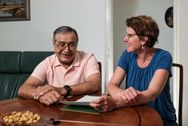 Beratung eines Seniors zuhause