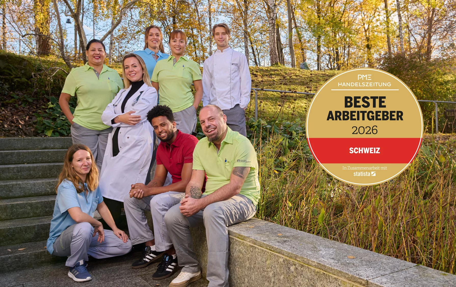 Gruppenfoto von Mitarbeitenden aus den Bereichen Betreuung, Pflege, Therapien und Hauswirtschaft