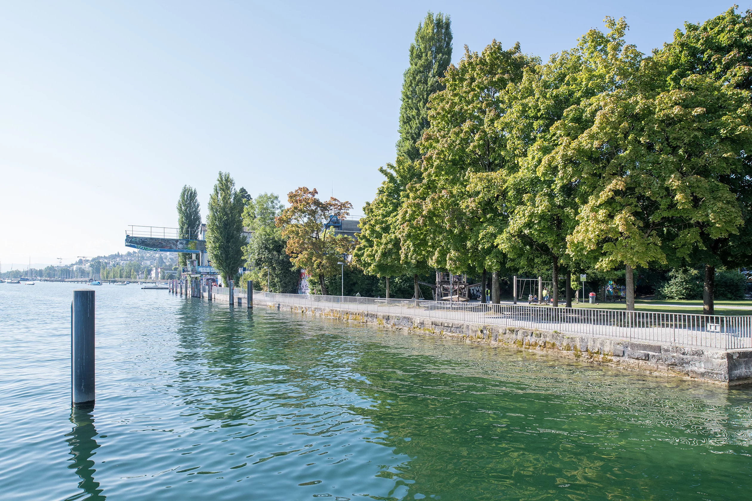 Seeufer Wollishofen mit See und Promenade
