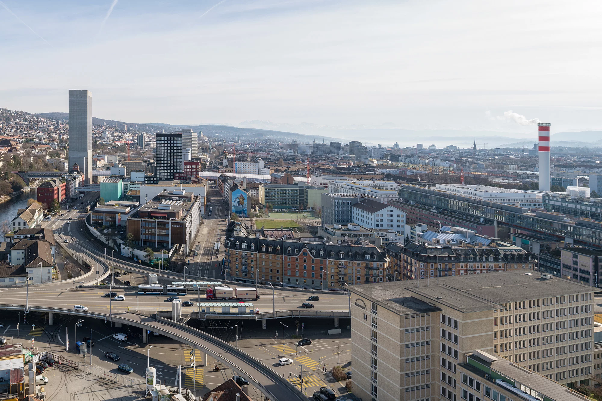 Luftaufnahme mit Blick über die Stadt Zürich.