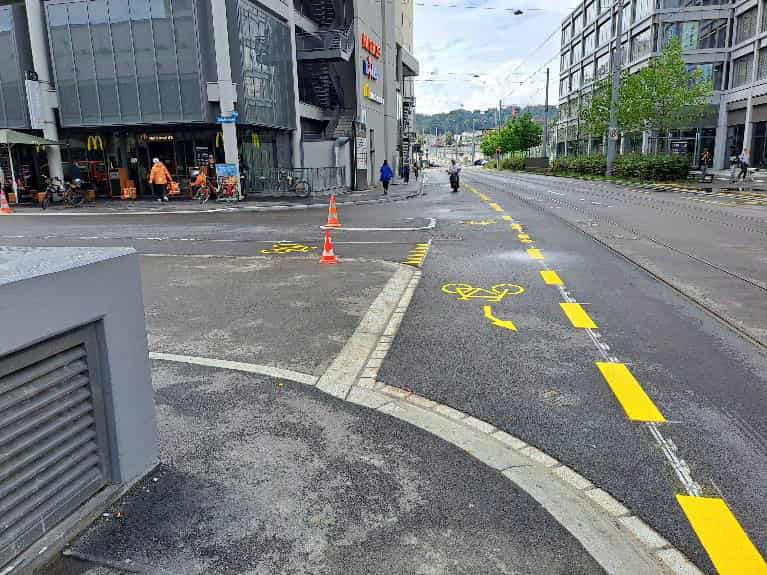 Neue Velomarkierungen in der Hofwiesenstrasse