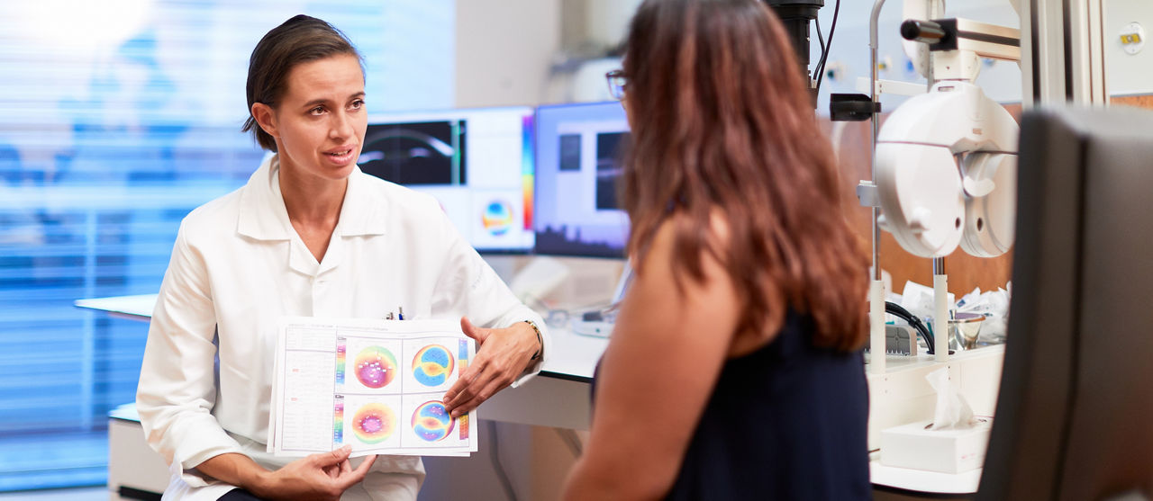 Ärztin im Gespräch mit Patientin