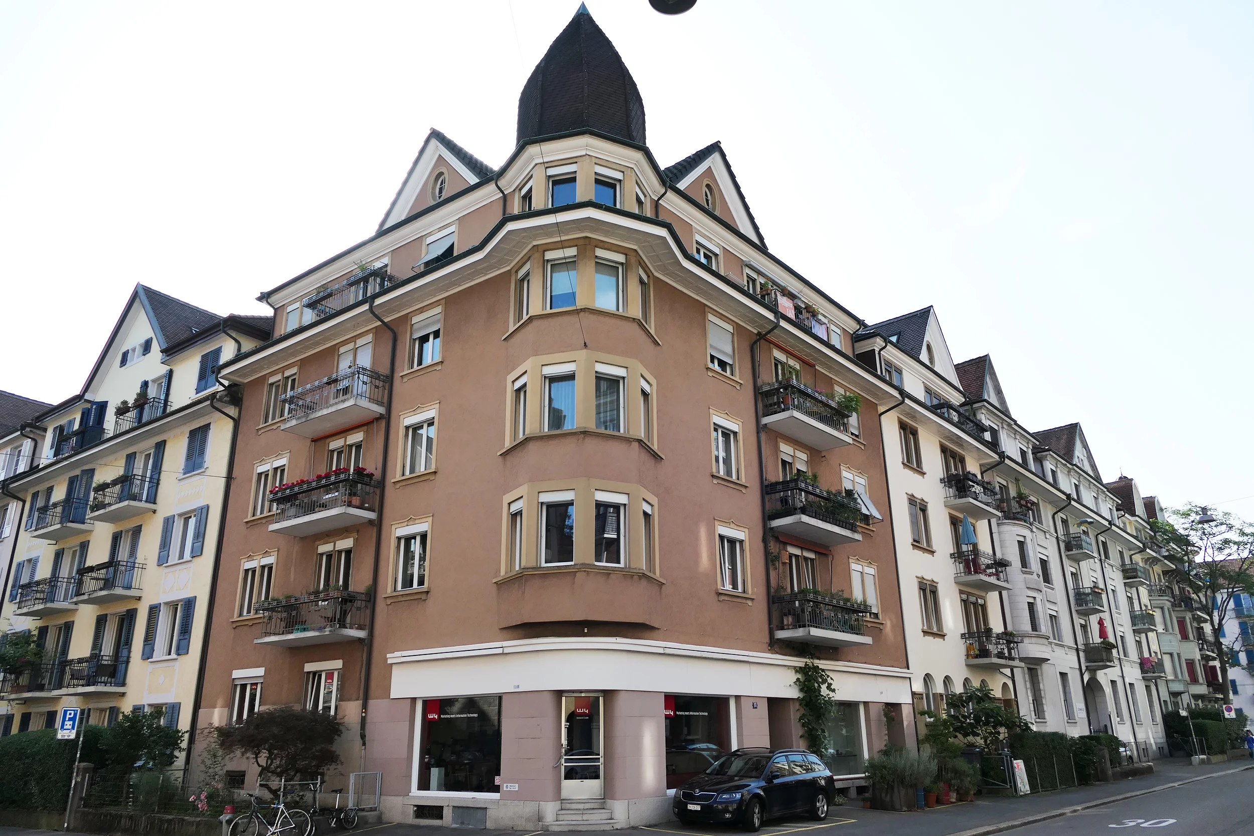 Aussenansicht des Mehrfamilienhauses im Kreis 3