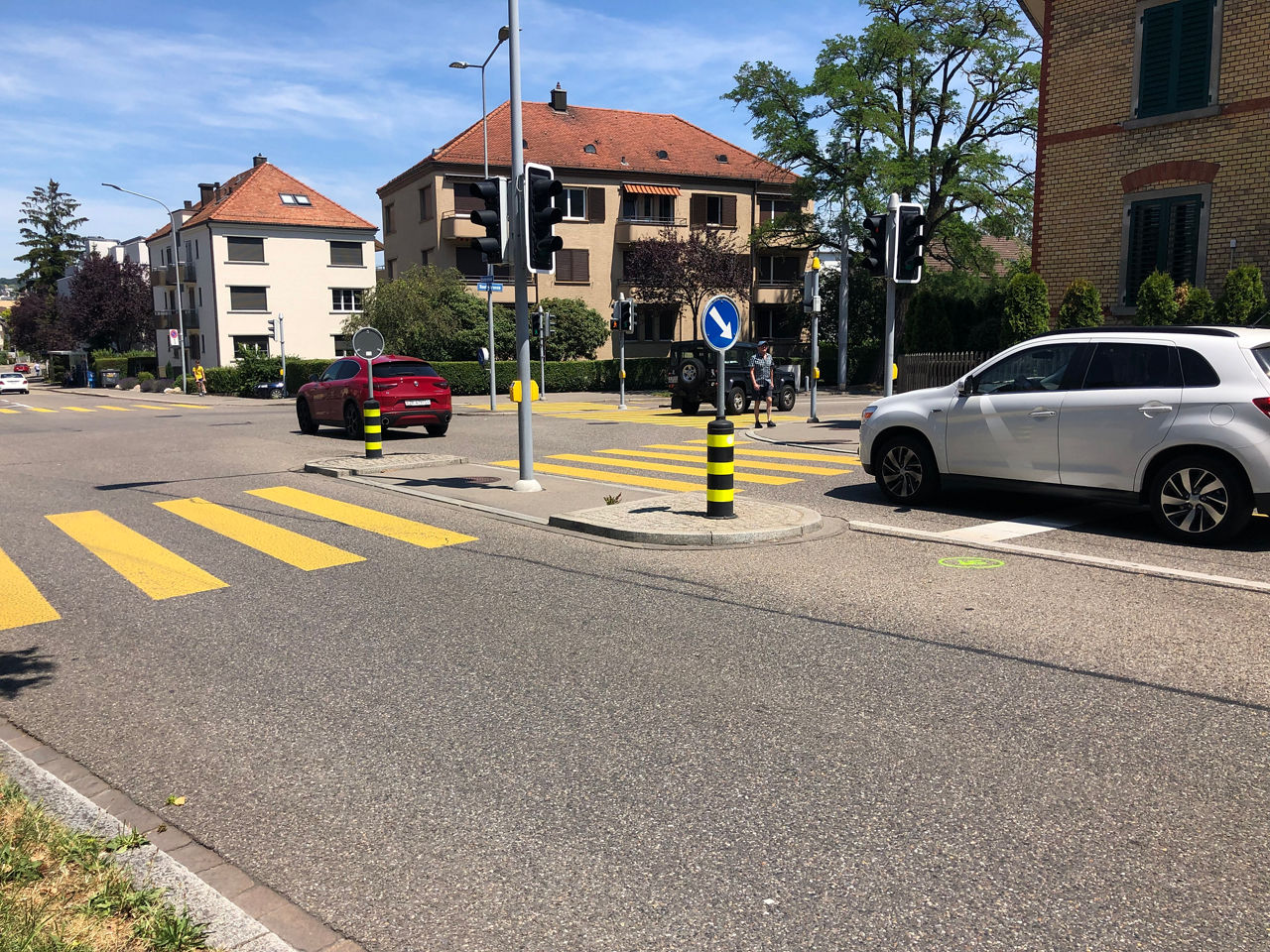 Altstetterstrasse Kreuzung Rautistrasse mit Fussgängerstreifen und zwei Autos