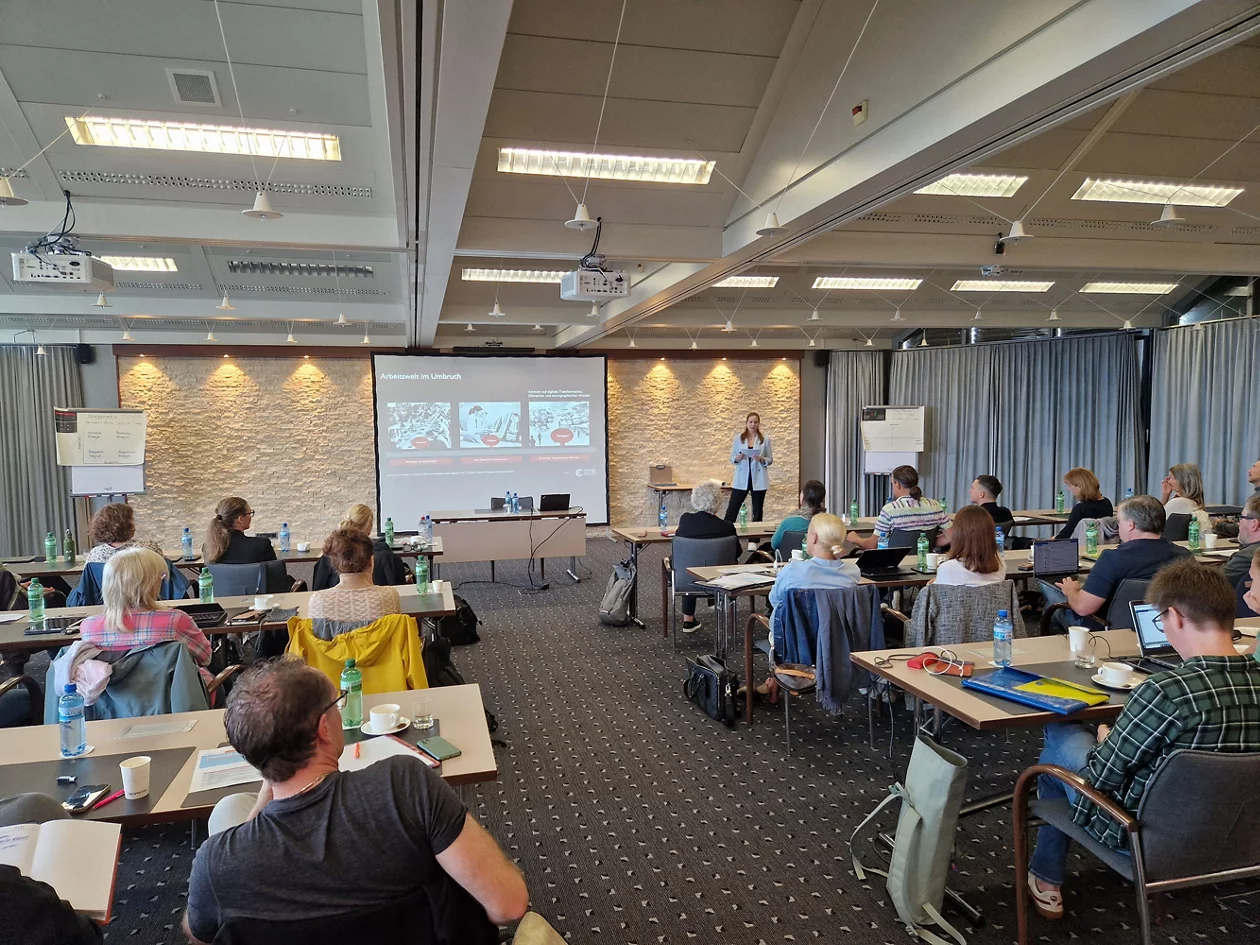 Foto: Konferenzsaal von hinten fotografiert während dem Input von Frau Bredemeier