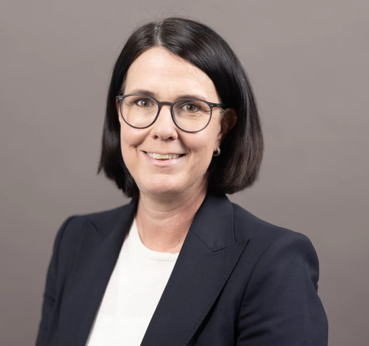 Jennifer Dreyer, Direktorin Immobilien Stadt Zürich, schaut freundlich in die Kamera.