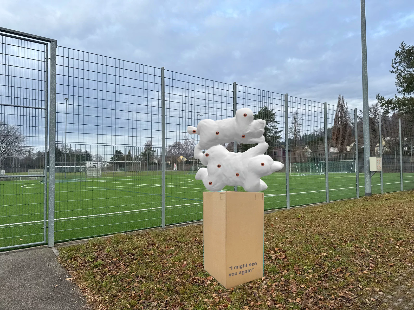 Visualisierung einer tierartigen Skulptur auf einem Sockel in Kartonästhetik vor einem Sportfeld