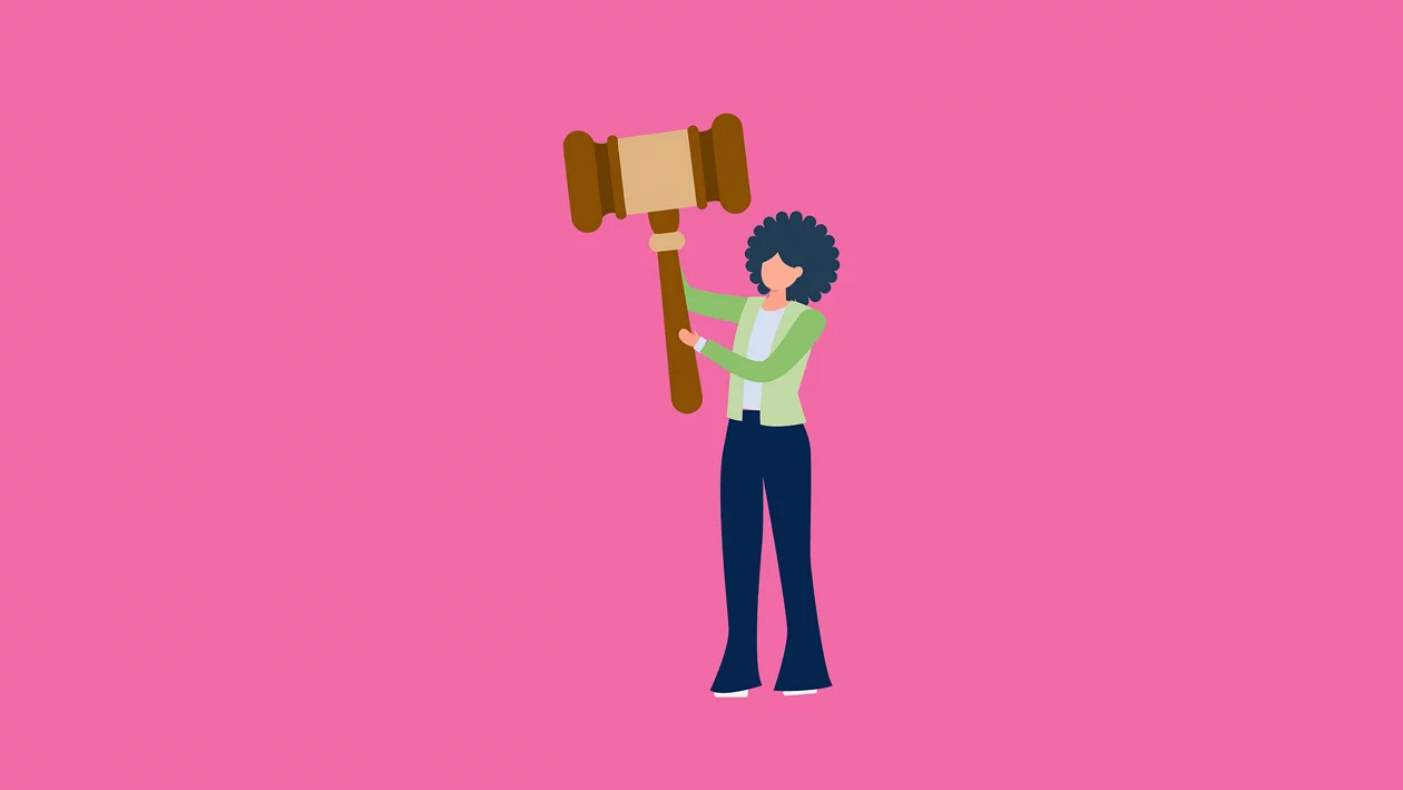 Frau mit Afro Haaren hält einen Richter Hammer in die Luft. Sie trägt ein weisses Top, ein grünes Jäckchen und bootcut Jeans. Das Bild ist in einem minimalistischen illustrativen Stil. Pinker Hintergrund.